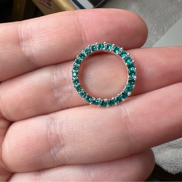 ❤️Silvertone and blue rhinetsone circular pendant - Picture 6 of 7